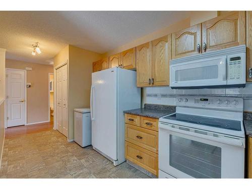 182 Riverview Point Se, Calgary, AB - Indoor Photo Showing Kitchen