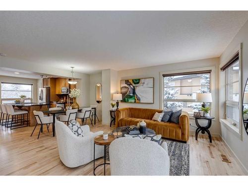 10 Aspen Hills Terrace Sw, Calgary, AB - Indoor Photo Showing Living Room