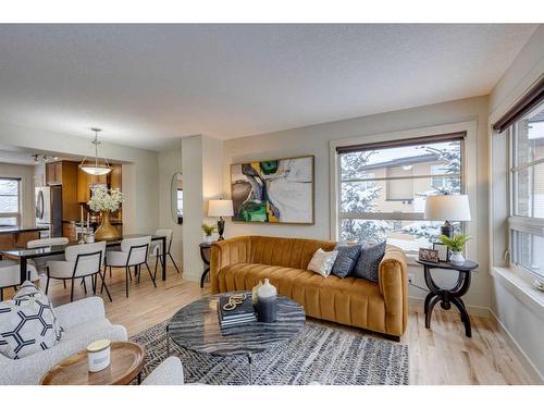 10 Aspen Hills Terrace Sw, Calgary, AB - Indoor Photo Showing Living Room