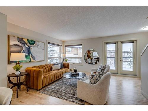 10 Aspen Hills Terrace Sw, Calgary, AB - Indoor Photo Showing Living Room