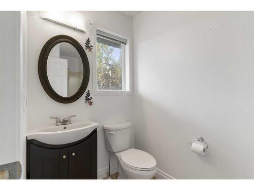 501-760 Railway Gate Sw, Airdrie, AB - Indoor Photo Showing Bathroom