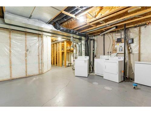 501-760 Railway Gate Sw, Airdrie, AB - Indoor Photo Showing Laundry Room