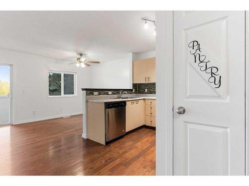 501-760 Railway Gate Sw, Airdrie, AB - Indoor Photo Showing Kitchen