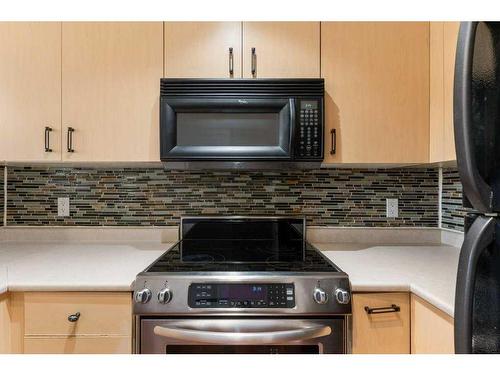 501-760 Railway Gate Sw, Airdrie, AB - Indoor Photo Showing Kitchen