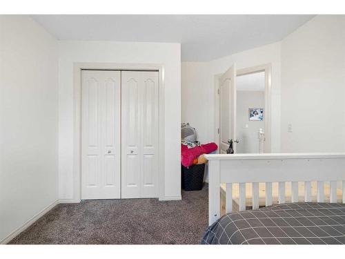 198 Royal Birkdale Crescent Nw, Calgary, AB - Indoor Photo Showing Bedroom