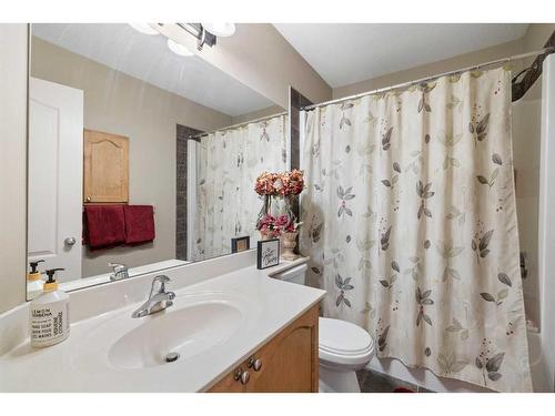 198 Royal Birkdale Crescent Nw, Calgary, AB - Indoor Photo Showing Bathroom