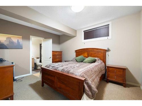 198 Royal Birkdale Crescent Nw, Calgary, AB - Indoor Photo Showing Bedroom