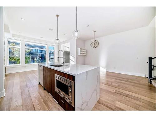 1-942 38 Street Sw, Calgary, AB - Indoor Photo Showing Kitchen With Upgraded Kitchen