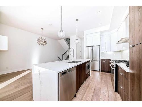 1-942 38 Street Sw, Calgary, AB - Indoor Photo Showing Kitchen With Upgraded Kitchen