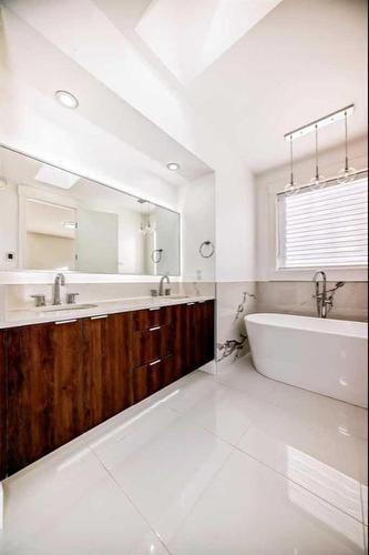 1-942 38 Street Sw, Calgary, AB - Indoor Photo Showing Bathroom