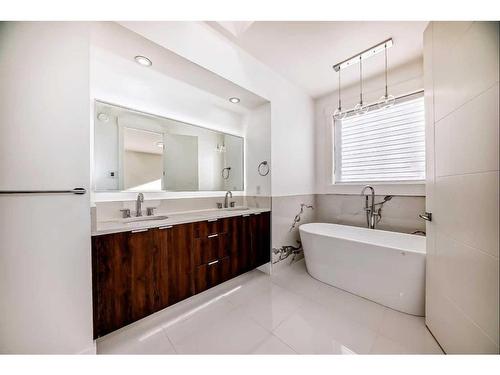 1-942 38 Street Sw, Calgary, AB - Indoor Photo Showing Bathroom