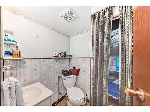 64 Dovercroft Place Se, Calgary, AB - Indoor Photo Showing Bathroom