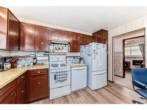 64 Dovercroft Place Se, Calgary, AB - Indoor Photo Showing Kitchen