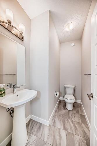 298 Kingfisher Crescent Se, Airdrie, AB - Indoor Photo Showing Bathroom