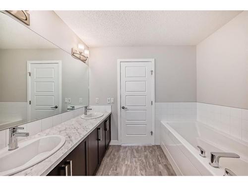 298 Kingfisher Crescent Se, Airdrie, AB - Indoor Photo Showing Bathroom