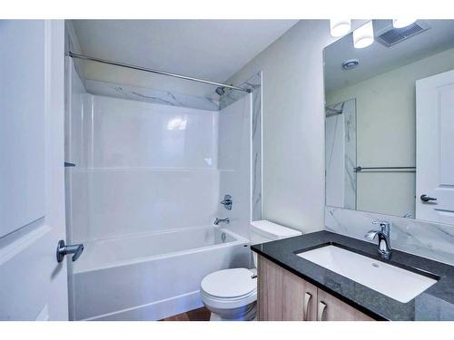 273 Lucas Place, Calgary, AB - Indoor Photo Showing Bathroom