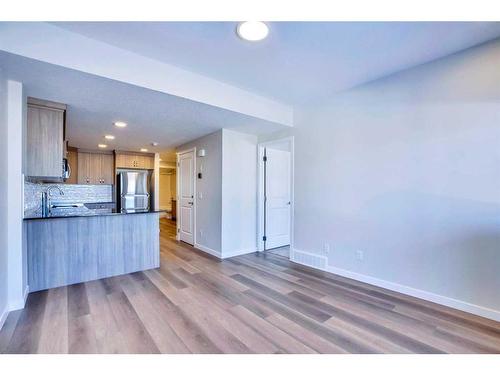 273 Lucas Place, Calgary, AB - Indoor Photo Showing Kitchen