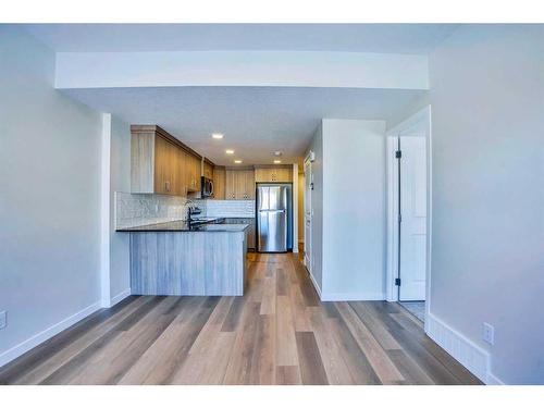 273 Lucas Place, Calgary, AB - Indoor Photo Showing Kitchen