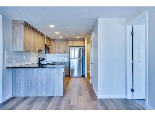 273 Lucas Place, Calgary, AB - Indoor Photo Showing Kitchen