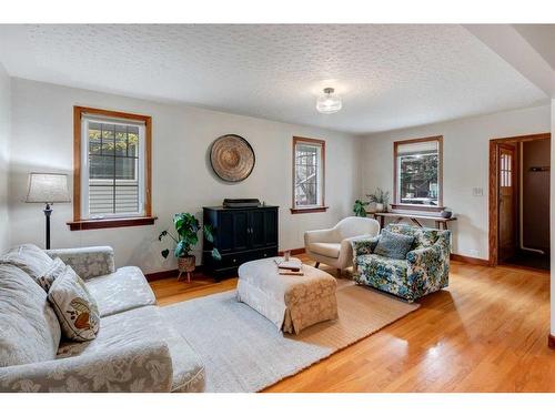 1514 22 Avenue Nw, Calgary, AB - Indoor Photo Showing Living Room