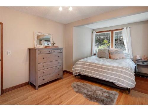 1514 22 Avenue Nw, Calgary, AB - Indoor Photo Showing Bedroom