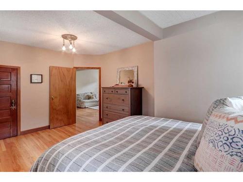 1514 22 Avenue Nw, Calgary, AB - Indoor Photo Showing Bedroom