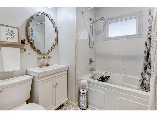 1514 22 Avenue Nw, Calgary, AB - Indoor Photo Showing Bathroom