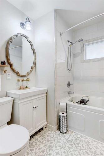 1514 22 Avenue Nw, Calgary, AB - Indoor Photo Showing Bathroom