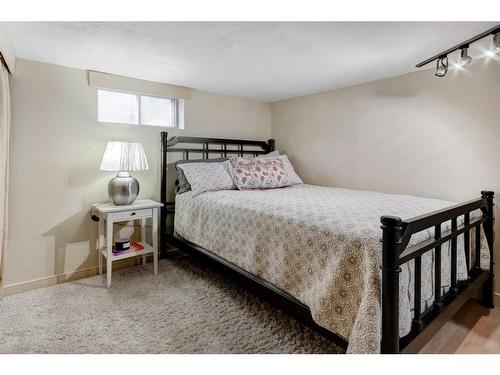 1514 22 Avenue Nw, Calgary, AB - Indoor Photo Showing Bedroom