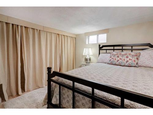 1514 22 Avenue Nw, Calgary, AB - Indoor Photo Showing Bedroom