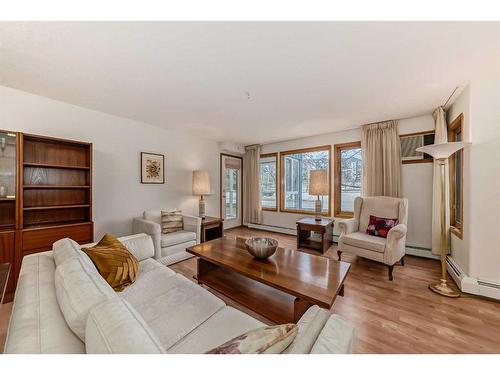 111-7239 Sierra Morena Boulevard Sw, Calgary, AB - Indoor Photo Showing Living Room