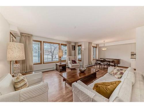 111-7239 Sierra Morena Boulevard Sw, Calgary, AB - Indoor Photo Showing Living Room