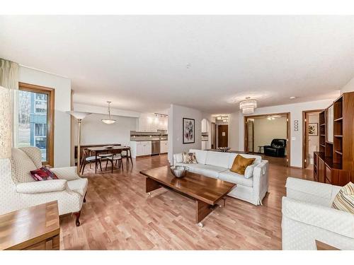 111-7239 Sierra Morena Boulevard Sw, Calgary, AB - Indoor Photo Showing Living Room