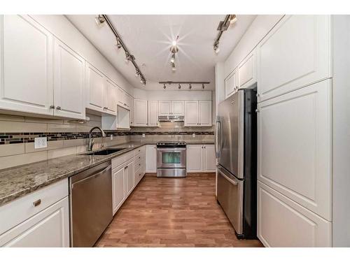 111-7239 Sierra Morena Boulevard Sw, Calgary, AB - Indoor Photo Showing Kitchen With Stainless Steel Kitchen