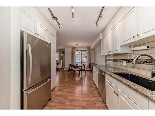 111-7239 Sierra Morena Boulevard Sw, Calgary, AB - Indoor Photo Showing Kitchen