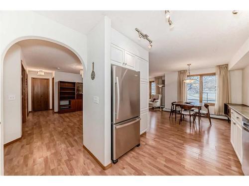 111-7239 Sierra Morena Boulevard Sw, Calgary, AB - Indoor Photo Showing Kitchen