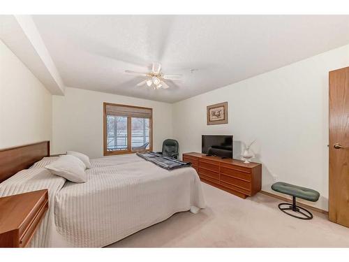 111-7239 Sierra Morena Boulevard Sw, Calgary, AB - Indoor Photo Showing Bedroom