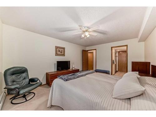 111-7239 Sierra Morena Boulevard Sw, Calgary, AB - Indoor Photo Showing Bedroom