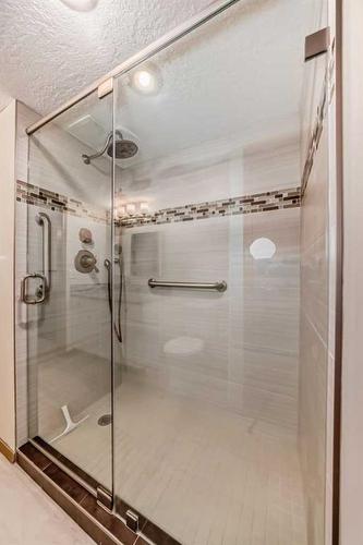 111-7239 Sierra Morena Boulevard Sw, Calgary, AB - Indoor Photo Showing Bathroom