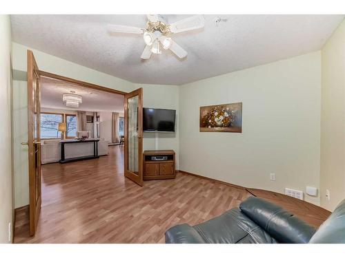 111-7239 Sierra Morena Boulevard Sw, Calgary, AB - Indoor Photo Showing Living Room