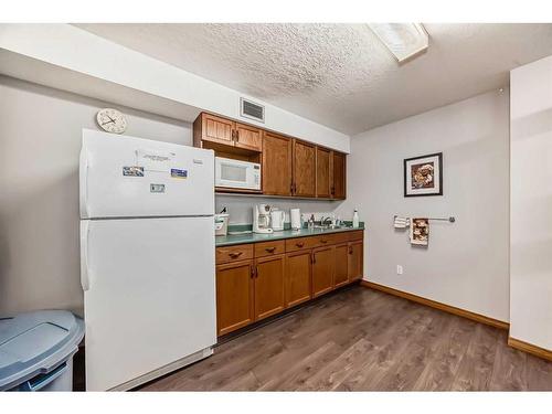 111-7239 Sierra Morena Boulevard Sw, Calgary, AB - Indoor Photo Showing Kitchen