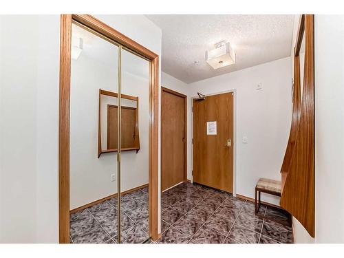 111-7239 Sierra Morena Boulevard Sw, Calgary, AB - Indoor Photo Showing Other Room