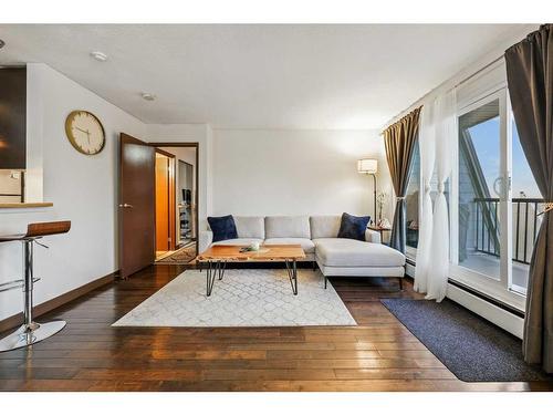 5310-27 Grier Place Ne, Calgary, AB - Indoor Photo Showing Living Room