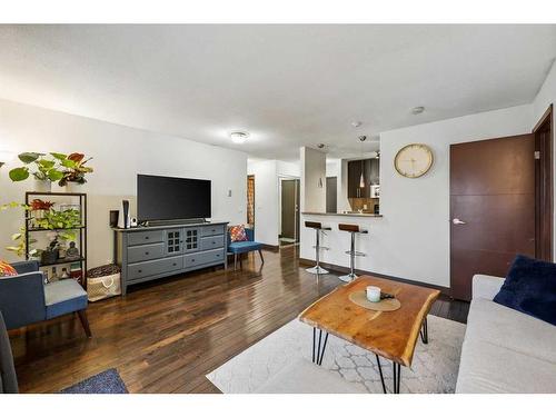 5310-27 Grier Place Ne, Calgary, AB - Indoor Photo Showing Living Room