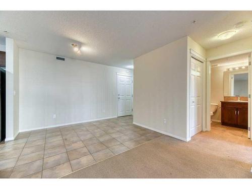 4204-115 Prestwick Villas Se, Calgary, AB - Indoor Photo Showing Other Room