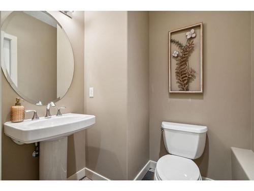 236 23 Avenue Nw, Calgary, AB - Indoor Photo Showing Bathroom