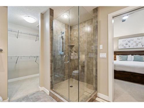 236 23 Avenue Nw, Calgary, AB - Indoor Photo Showing Bathroom