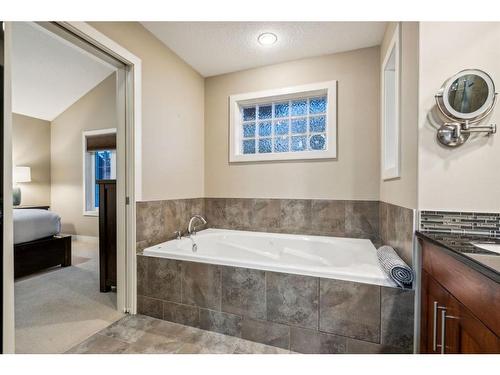 236 23 Avenue Nw, Calgary, AB - Indoor Photo Showing Bathroom