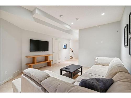 236 23 Avenue Nw, Calgary, AB - Indoor Photo Showing Living Room