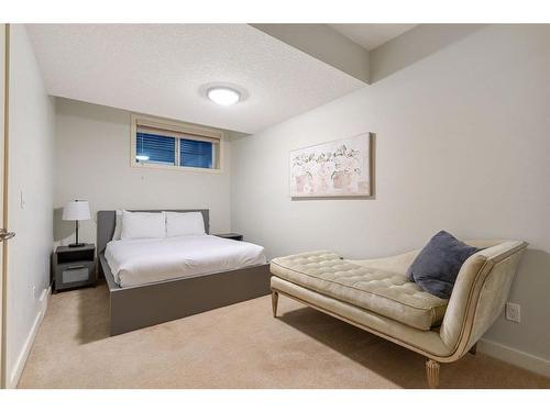 236 23 Avenue Nw, Calgary, AB - Indoor Photo Showing Bedroom